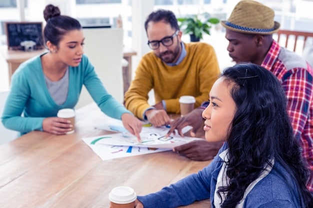 Imagem de um grupo diverso de pessoas reunidas em uma mesa, discutindo e planejando estratégias de economia circular, com papéis, diagramas e protótipos espalhados pela mesa.